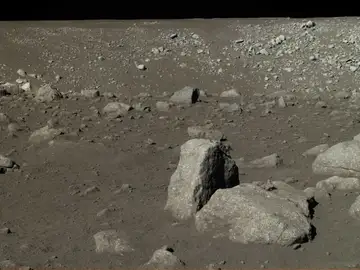 Imagen de la superficie lunar proporcionada por Yutu Imagen de la superficie lunar proporcionada por Yutu