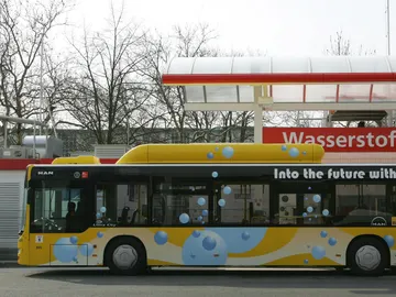 Autobús repostando en Alemania Autobús repostando en Alemania