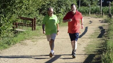Rajoy, acompañado del marido de Ana Pastor, realiza su habitual caminata por un sendero de Pontevedra