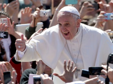 El Papa Francisco saluda a los fieles en la Plaza de San Pedro