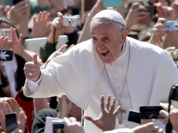 El Papa Francisco saluda a los fieles en la Plaza de San Pedro El Papa Francisco saluda a los fieles en la Plaza de San Pedro