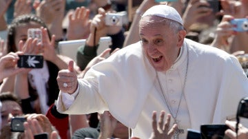 El Papa Francisco saluda a los fieles en la Plaza de San Pedro