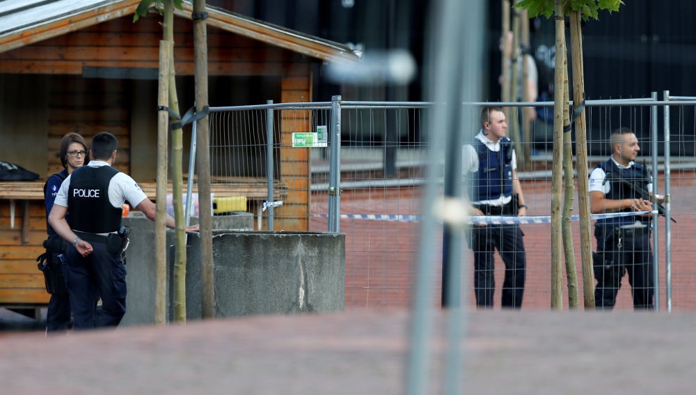 Policías belgas hacen guardia frente a la comisaría principal de Charleroi