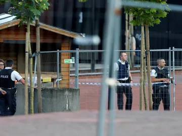 Policías belgas hacen guardia frente a la comisaría principal de Charleroi Policías belgas hacen guardia frente a la comisaría principal de Charleroi