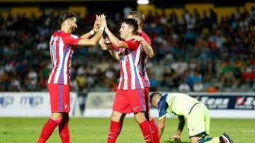 Nico Gaitán celebra un gol junto a Carrasco