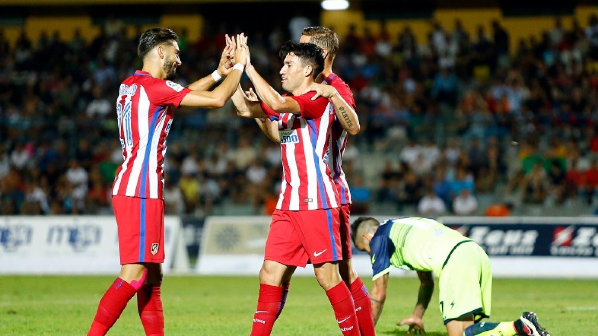 Nico Gait&aacute;n celebra un gol junto a Carrasco