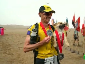 Frame 33.283152 de: Gobi, la perrita callejera que siguió a un maratoniano durante cinco días