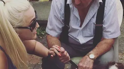 John Payne y su nieta Jodie. John Payne y su nieta Jodie.