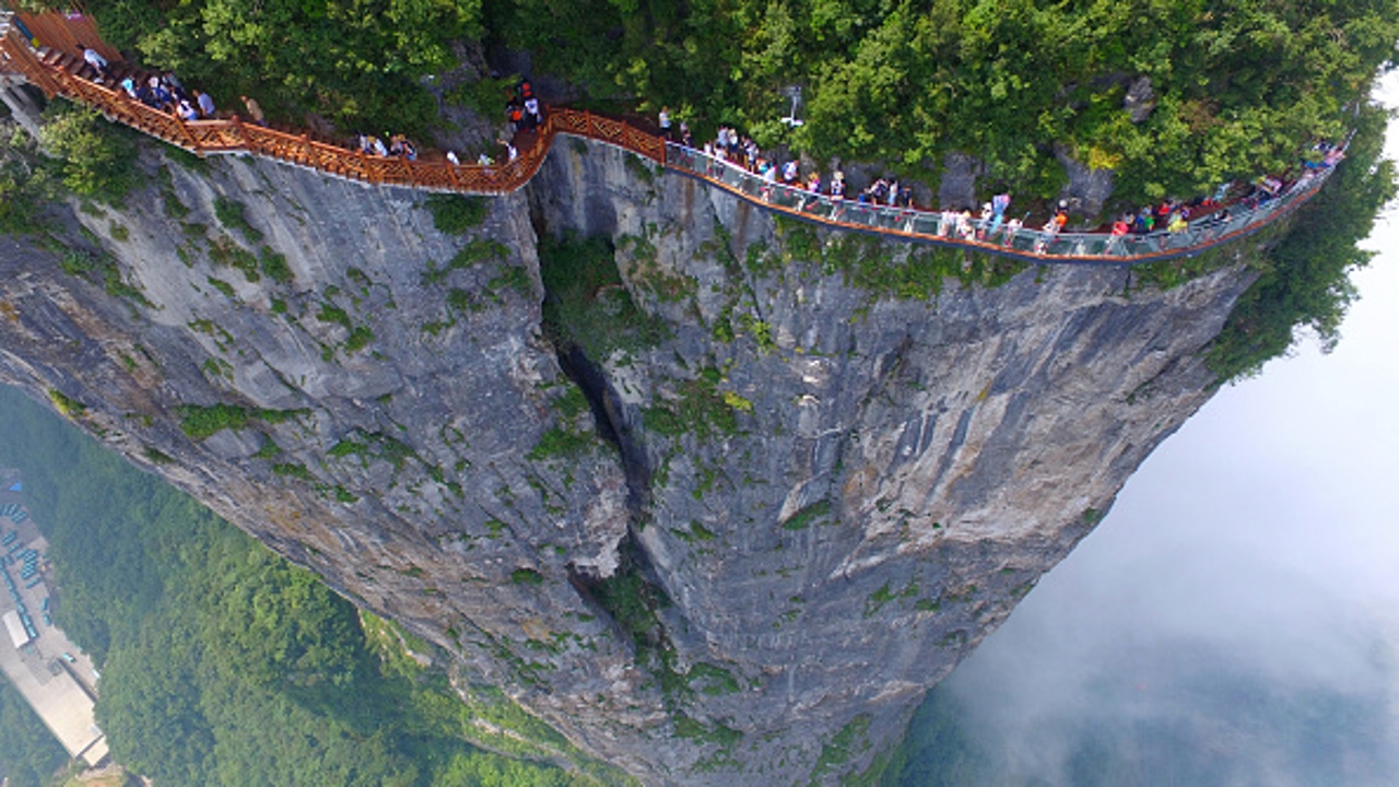 Semicírculo once difícil Inauguran la pasarela colgante de cristal más larga del mundo en China