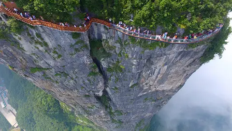 El mirador del Parque Forestal Nacional Zhangjiajieo es la última adición a la nueva moda china por construir puentes de cristal en parques naturales. El mirador del Parque Forestal Nacional Zhangjiajieo es la última adición a la nueva moda china por construir puentes de cristal en parques naturales.
