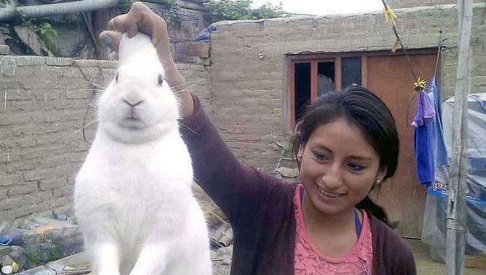 'Pinpon' el conejito adicto a la marihuana junto a su dueña.