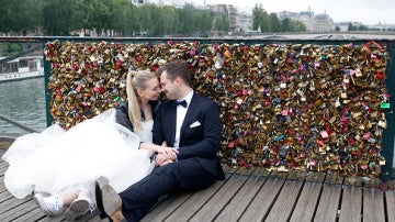 Pareja de casados junto a los candados de uno de los puentes de París