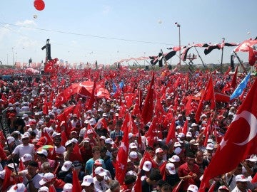 Multitudinaria manifestación en Estambul Multitudinaria manifestación en Estambul