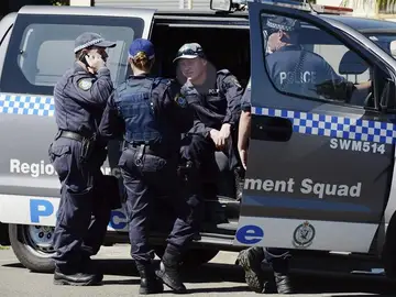 Agentes de seguridad en las inmediaciones de la fiesta de cumpleaños celebrada la madrugada del domingo en un suburbio de la ciudad australiana de Sydney. Agentes de seguridad en las inmediaciones de la fiesta de cumpleaños celebrada la madrugada del domingo en un suburbio de la ciudad australiana de Sydney.