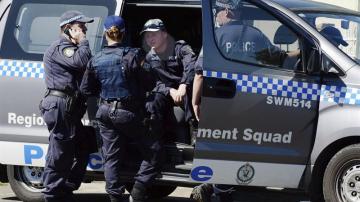 Agentes de seguridad en las inmediaciones de la fiesta de cumpleaños celebrada la madrugada del domingo en un suburbio de la ciudad australiana de Sydney.