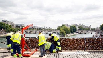 Empleados municipales retiran los &quot;candados del amor&quot; en París, Francia.