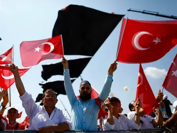 Los manifestantes ondean las bandera durante la Agrupación Democracia y Mártires. Los manifestantes ondean las bandera durante la Agrupación Democracia y Mártires.