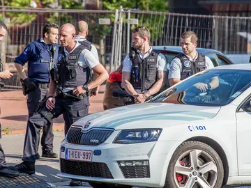 Agentes de Policía en la localidad belga de Charleroi tras el ataque en una comisaría Agentes de Policía en la localidad belga de Charleroi tras el ataque en una comisaría