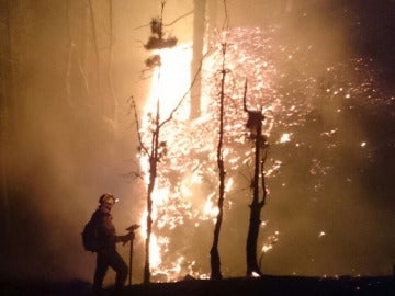 Labores de extinción del incendio de la Palma durante la noche