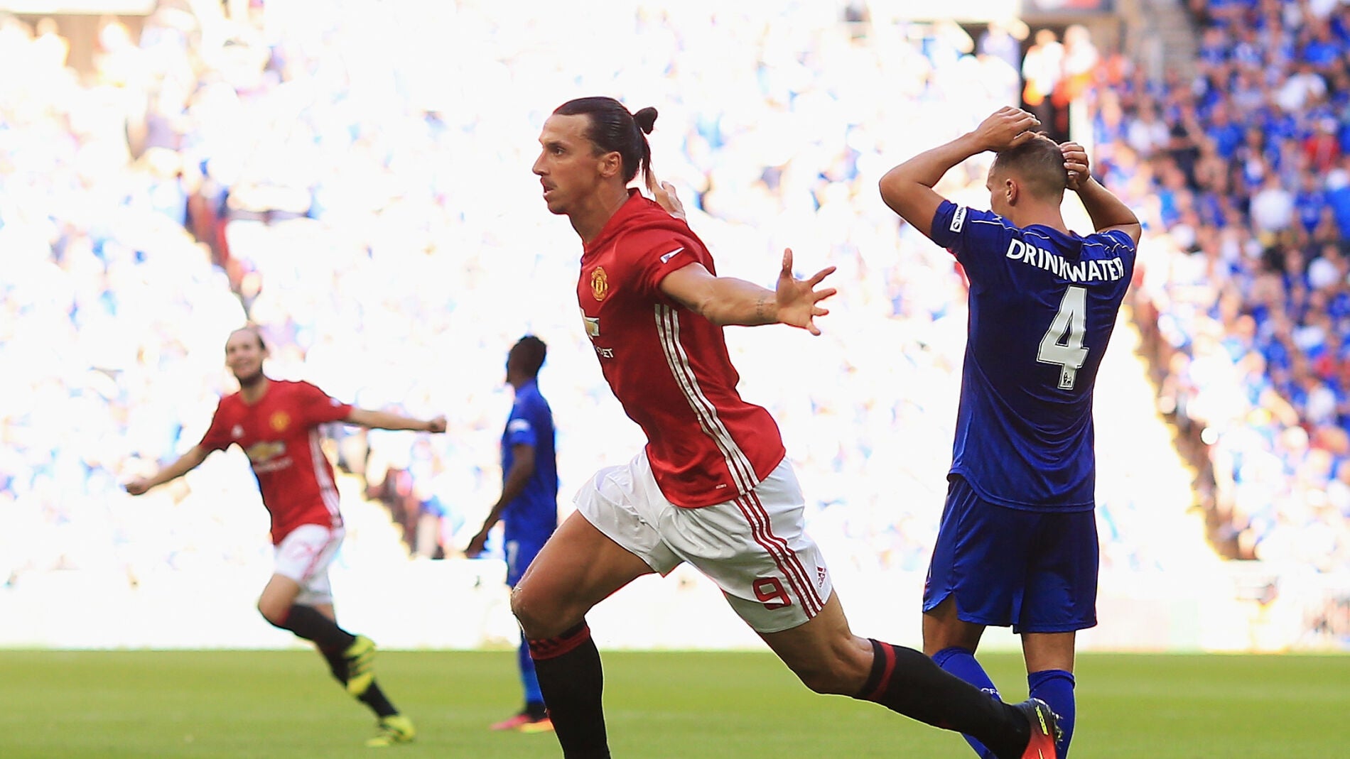 Ibrahimovic celebra el gol de la victoria ante el Leicester