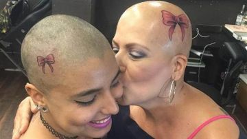 Madre e hija con el tatuaje en la cabeza