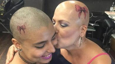 Madre e hija se tatúan un lazo rosa para celebrar el fin del tratamiento del cáncer de mama de la progenitora 