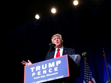 El candidato presidencial Donald Trump asiste durante el evento de campaña en el Centro de Convención de KI en Green Bay , Wisconsin. El candidato presidencial Donald Trump asiste durante el evento de campaña en el Centro de Convención de KI en Green Bay , Wisconsin.