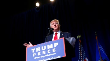 El candidato presidencial Donald Trump asiste durante el evento de campaña en el Centro de Convención de KI en Green Bay , Wisconsin.