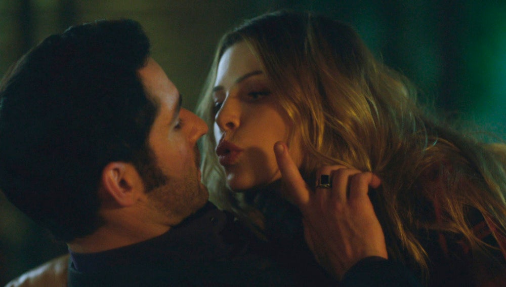 Chloe intenta besar a Lucifer