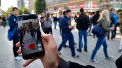 Multarán con 55 euros en Bélgica a las personas que crucen la calle jugando a 'Pokémon Go'