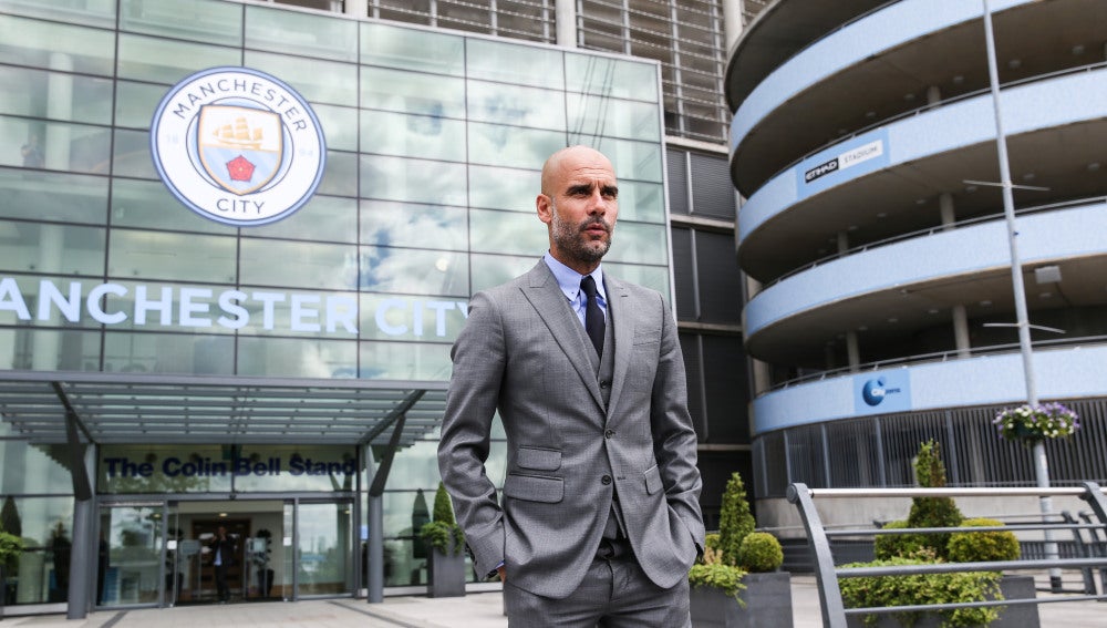 Guardiola posando en el Etihad Stadium