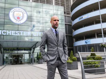 Guardiola posando en el Etihad Stadium Guardiola posando en el Etihad Stadium