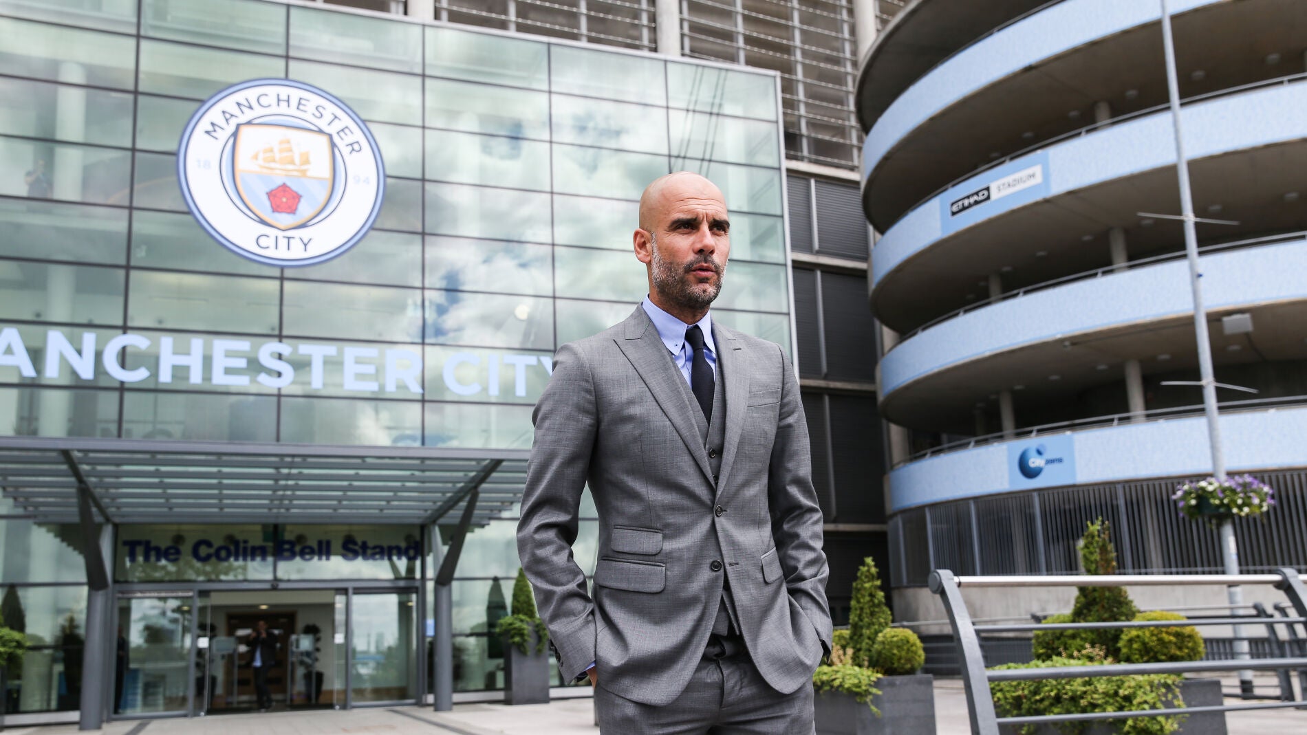 Guardiola posando en el Etihad Stadium
