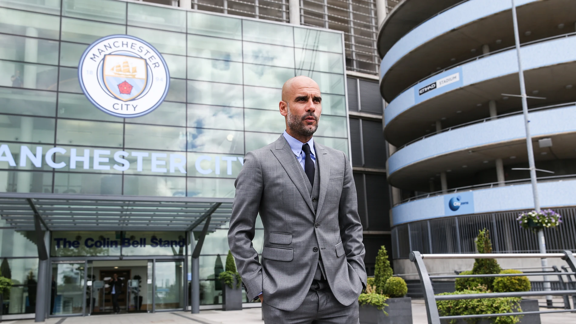 Guardiola posando en el Etihad Stadium Guardiola posando en el Etihad Stadium