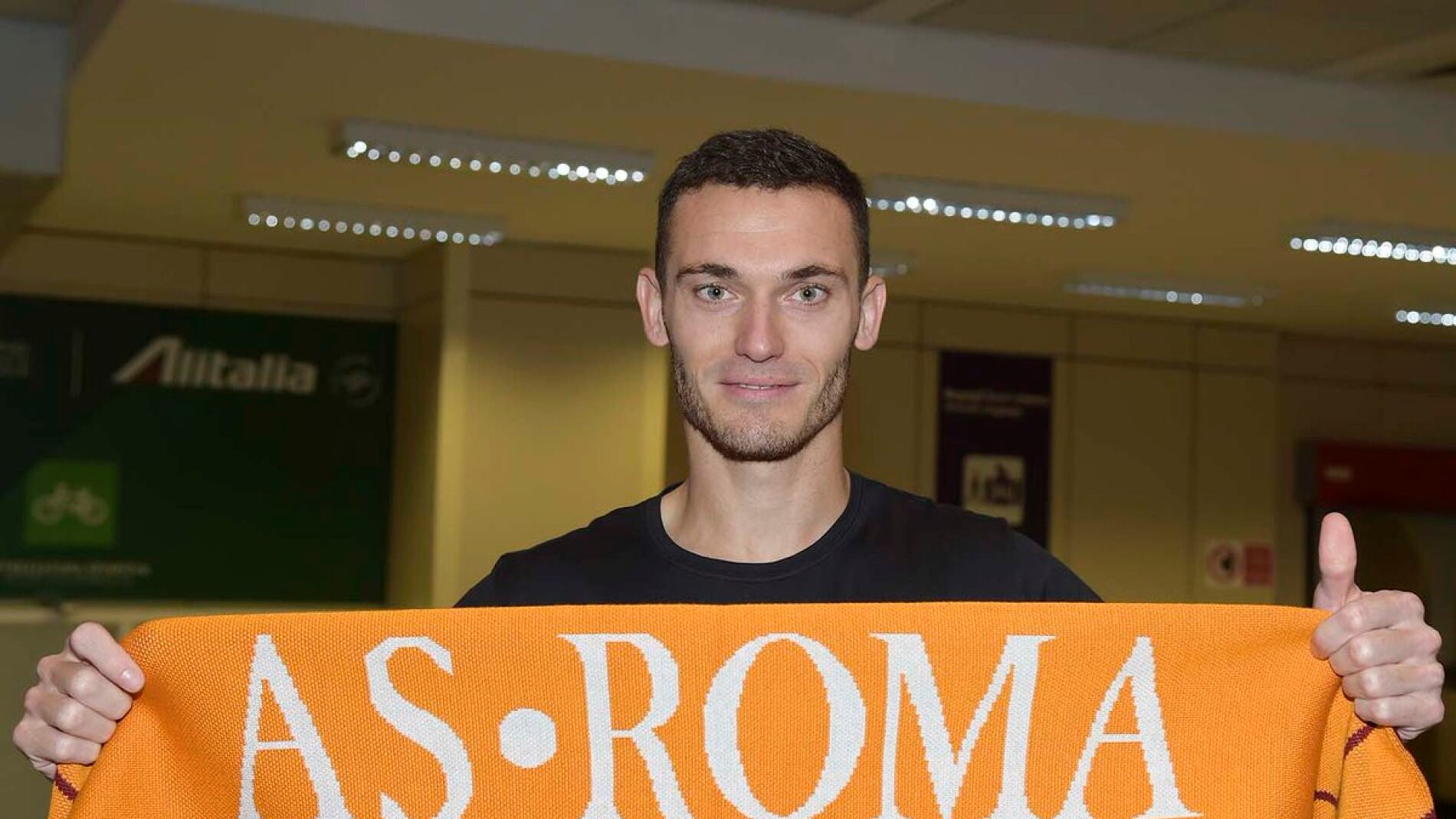 Thomas Vermaelen posa con la bufanda de la Roma