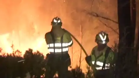 Frame 0.0 de: Arriesgan la vida para combatir al fuego Frame 0.0 de: Arriesgan la vida para combatir al fuego