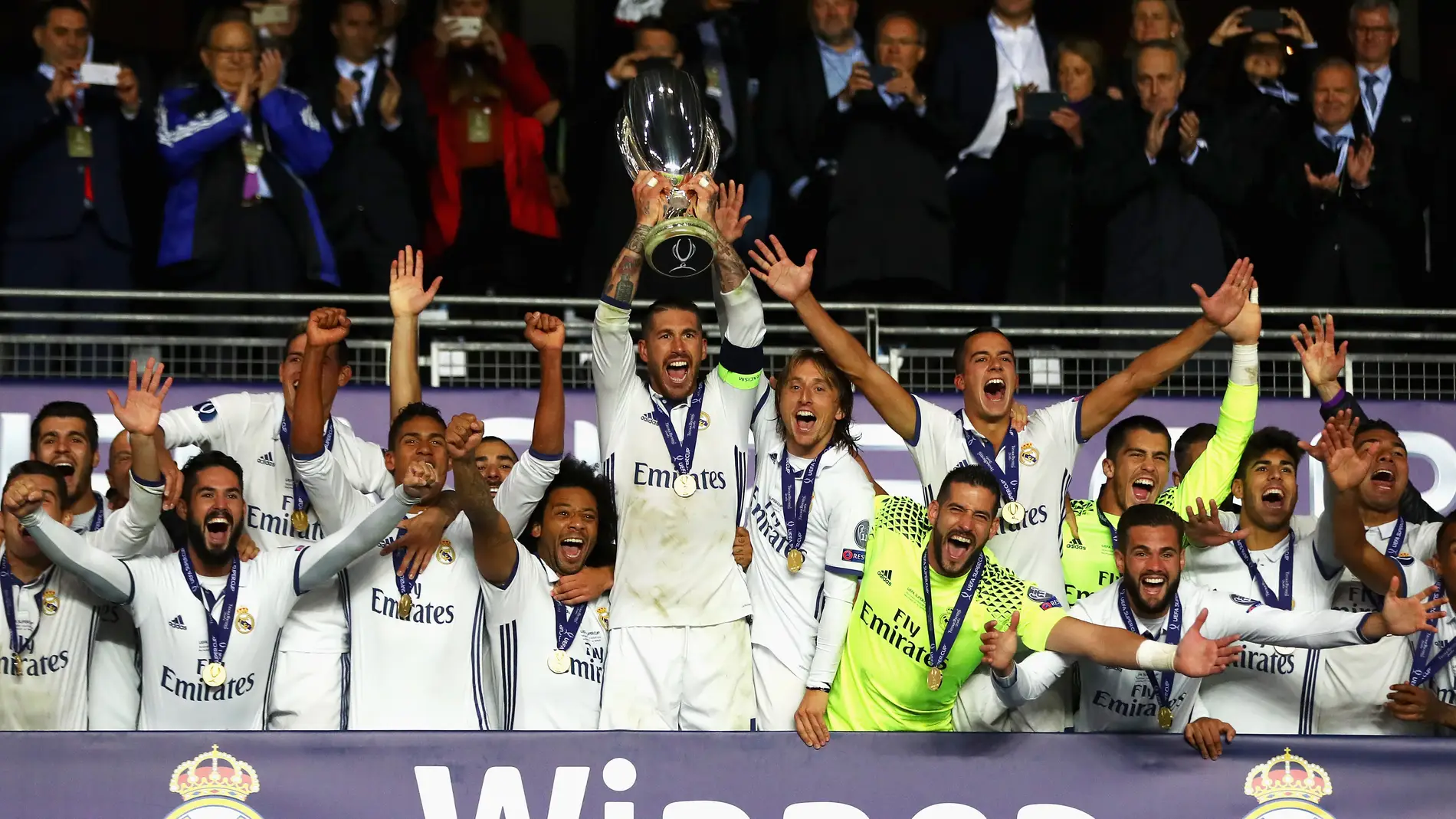 Sergio Ramos alza la Supercopa de Europa del Madrid