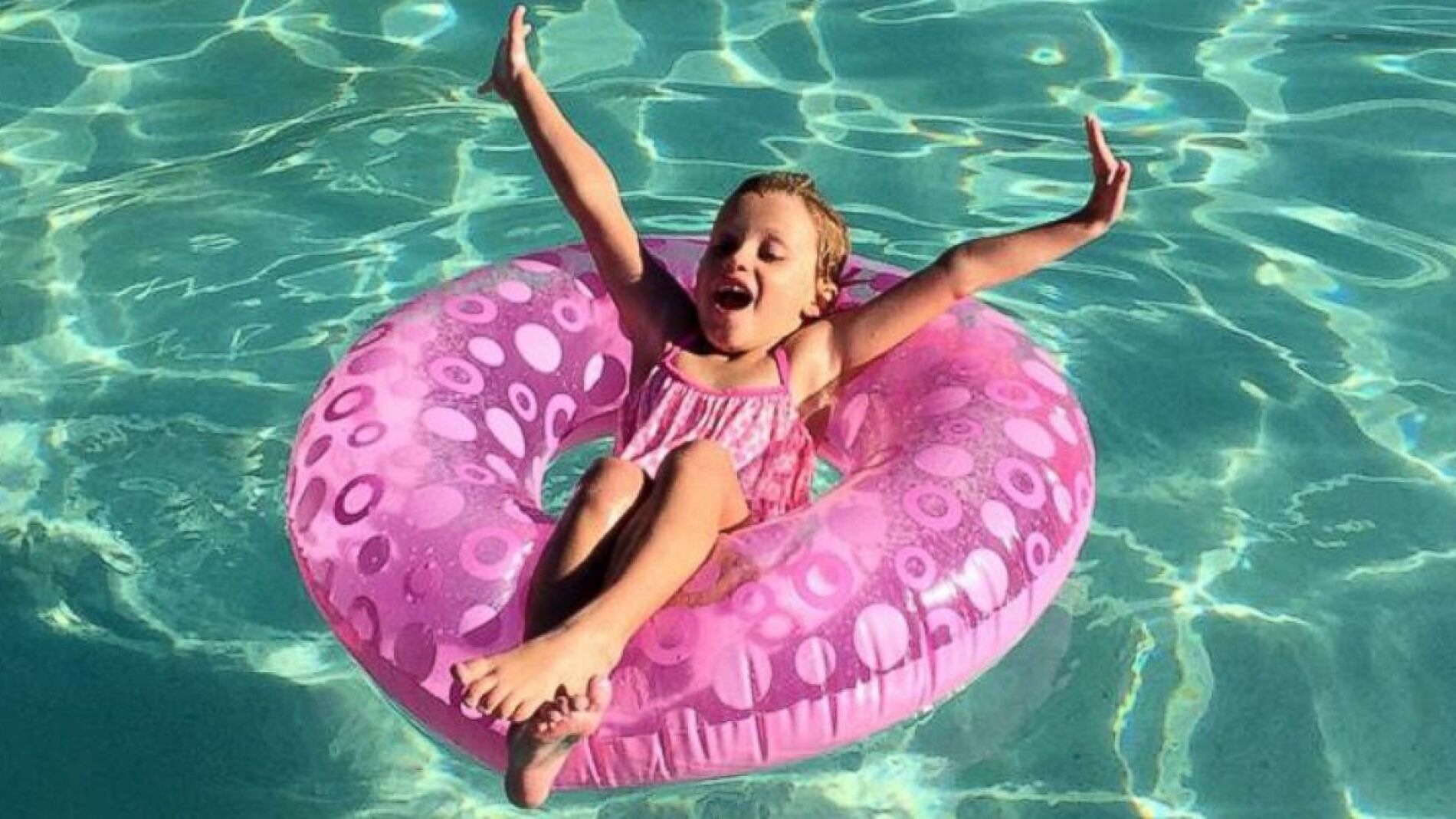 Cailee Herrel sobre un flotador en la piscina
