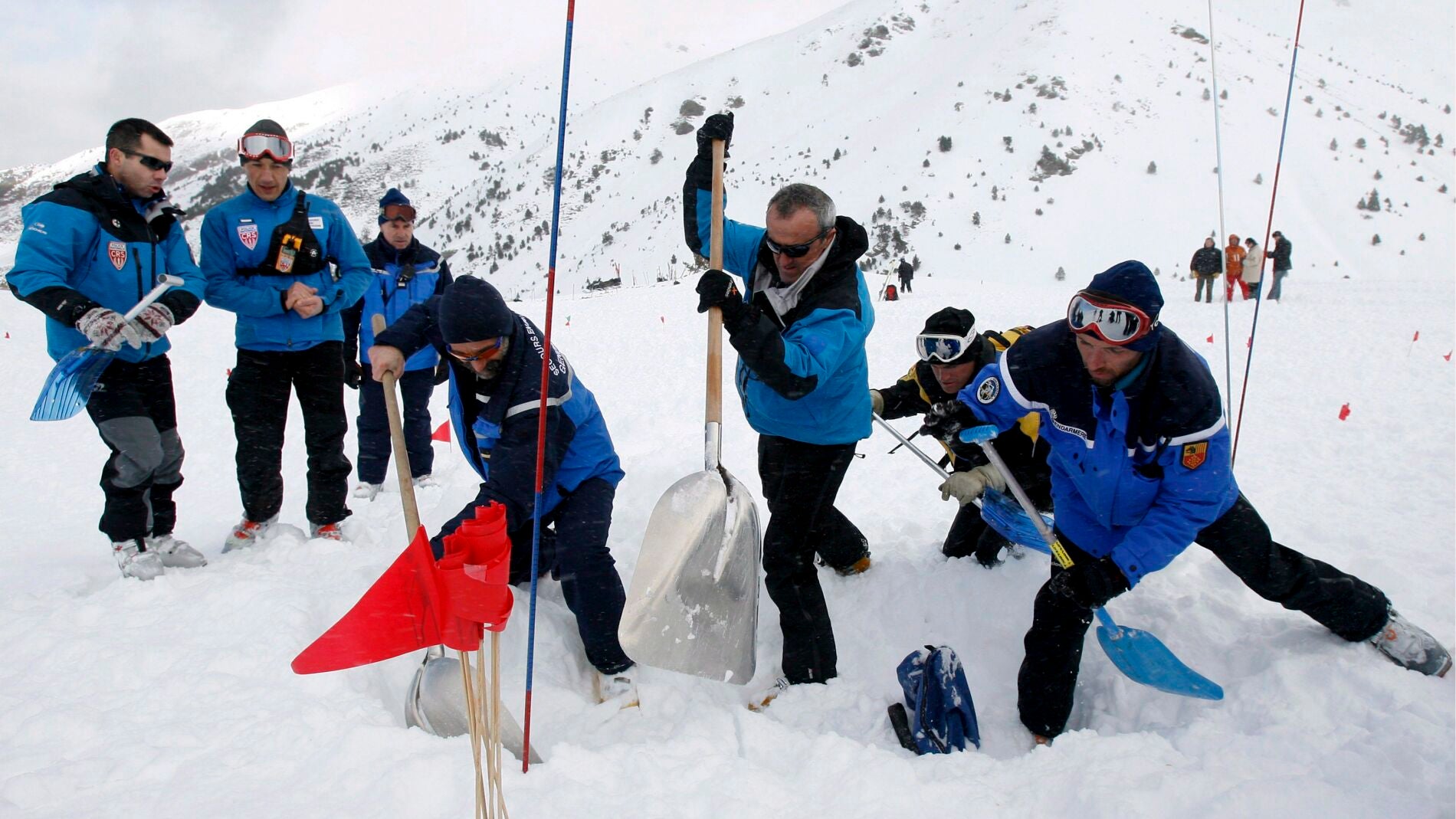 El Pelot&oacute;n de la Gendarmer&iacute;a de Alta Monta&ntilde;a (PGHM) y la Polic&iacute;a Estatal (CRS)