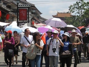Un grupo de turistas chinos realizando una excursión