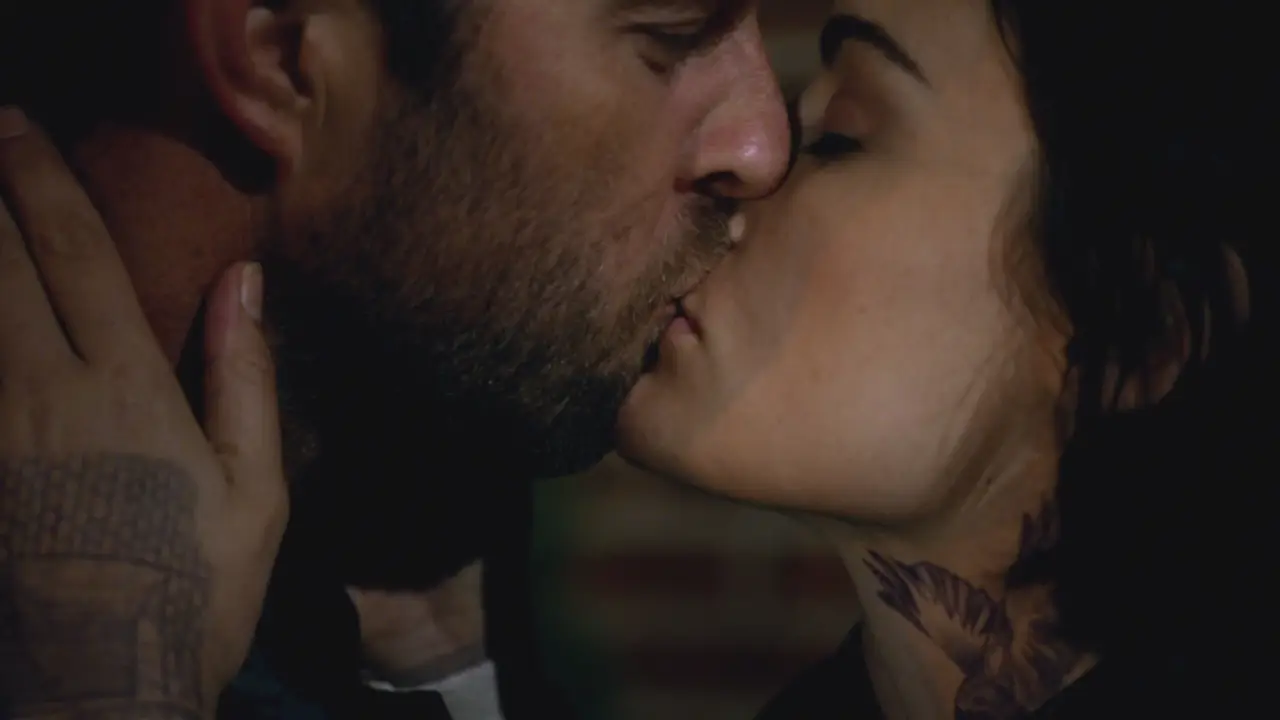 Kurt y Jane se besan