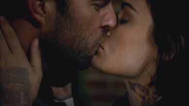 Kurt y Jane se besan
