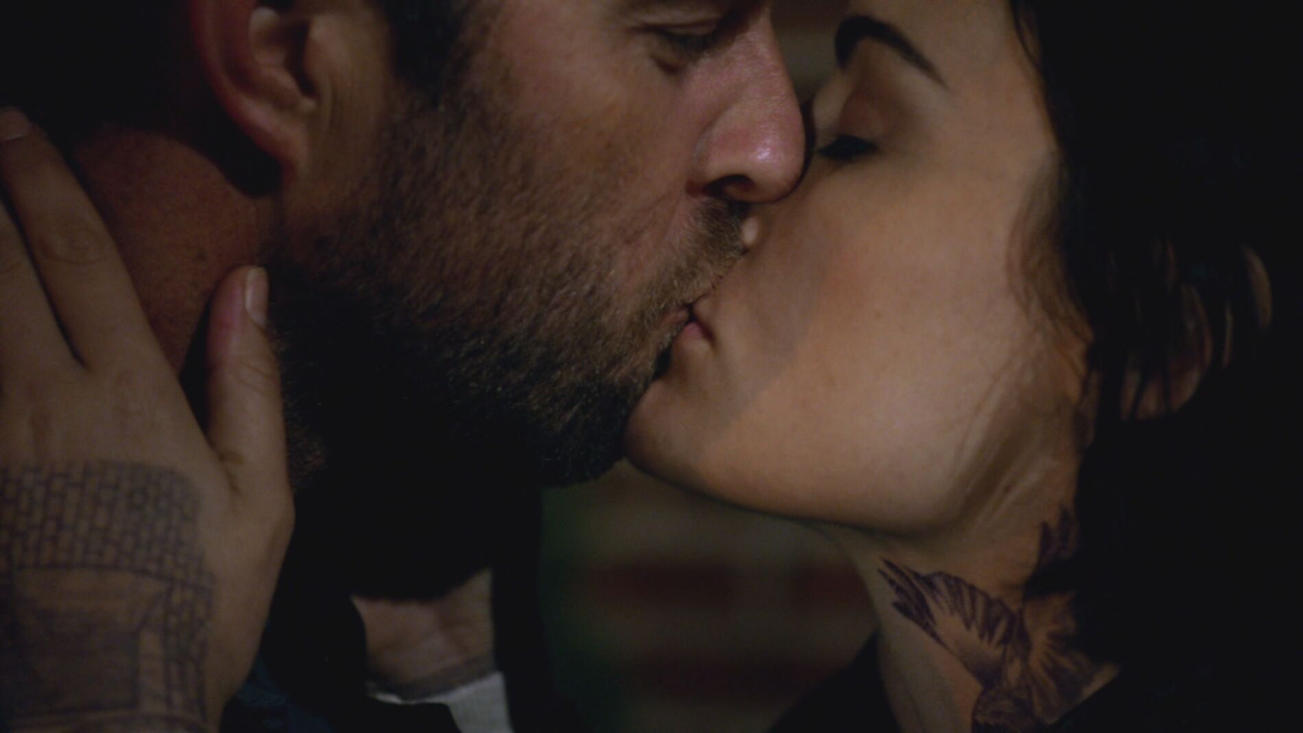Kurt y Jane se besan