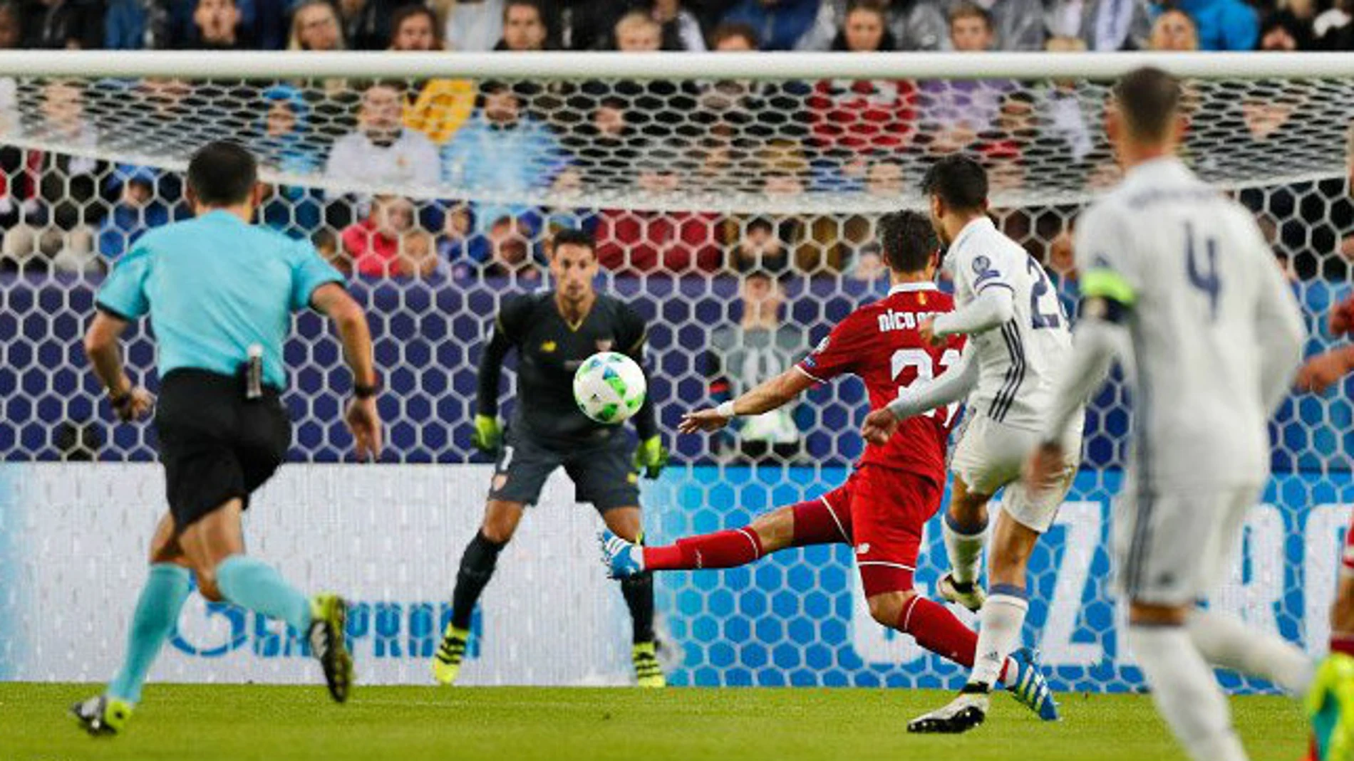 Marco Asensio dispara a portería ante el Sevilla