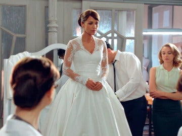 Ana hace de modelo del vestido de Cristina cosido a contrarreloj