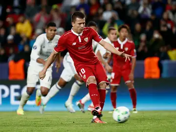 Konoplyanka marcando de penalti el 1-2 para el Sevilla Konoplyanka marcando de penalti el 1-2 para el Sevilla