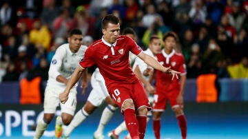 Konoplyanka marcando de penalti el 1-2 para el Sevilla