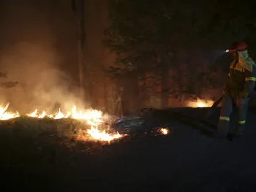 El fuego azota el sur de Galicia con incendios en Cotobade, Mondariz y Caldas El fuego azota el sur de Galicia con incendios en Cotobade, Mondariz y Caldas