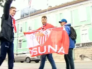 La afición del Sevilla Fc llena de color las calles de Noruega La afición del Sevilla Fc llena de color las calles de Noruega