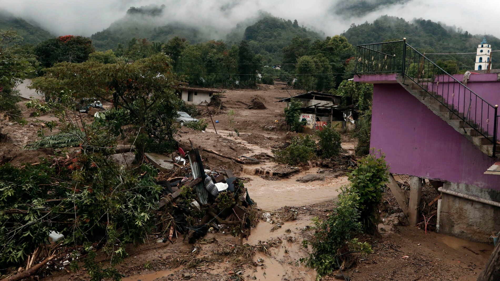 Earl deja al menos 45 muertos en M&eacute;xico, que se prepara para embate de Javier